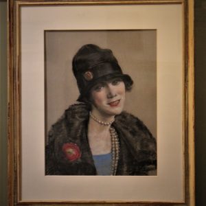 Ritratto di ragazza con cloche e perle | pastello su carta 1920\30