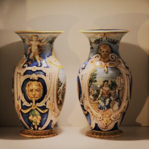 Coppia di vasi raffinatamente decorati con allegorie delle Arti | Maiolica del XIXsec.