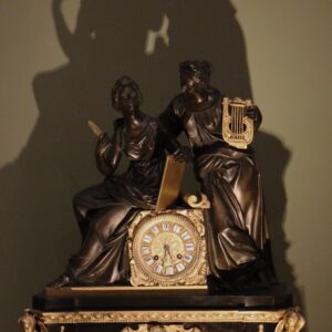 Monumentale orologio da camino con due muse.  Seconda metà del XIXsec. bottega parigina